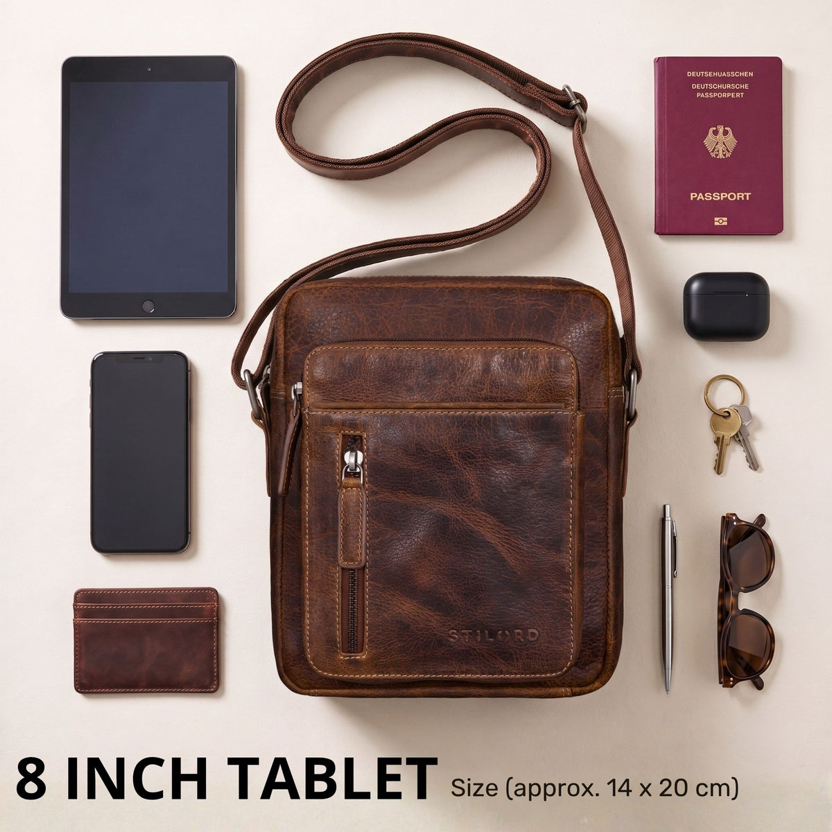 Kleine Dain Schultertasche aus braunem Rindsleder salerno, liegendes Frontmotiv mit 8-Zoll-Tablet und Zubehör