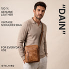Mann mit kleiner Schultertasche aus perugia-braunem Leder, Frontansicht, verstellbarer Gurt, heller Hintergrund, STILORD-Logo sichtbar